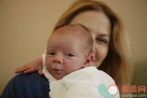 摄影,父母,母亲,拿着,拥抱_200395630-001_Mother holding newborn baby (13 days old)_创意图片_Getty Images China