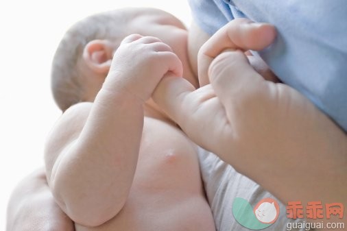 摄影,手,父母,母亲,核心家庭_71604480_Newborn Holding Mothers Finger while Nursing_创意图片_Getty Images China