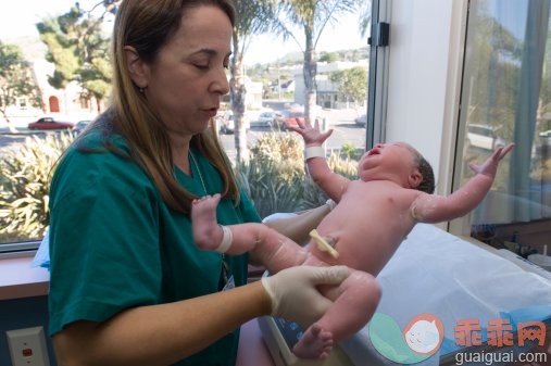 主题,健康保健,构图,图像,摄影_72046125_Ventura, California. A nurse weighs a newborn girl._创意图片_Getty Images China