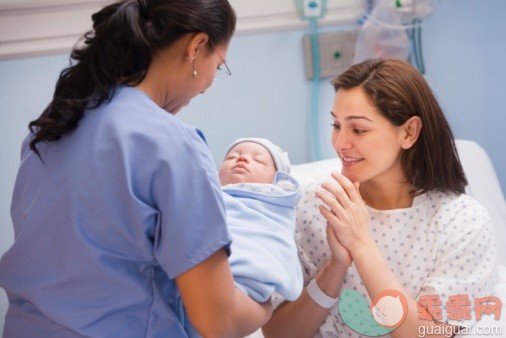 拉丁美洲文化,健康保健,摄影,欣喜若狂,家庭_71554107_Female nurse handing newborn baby to mother_创意图片_Getty Images China