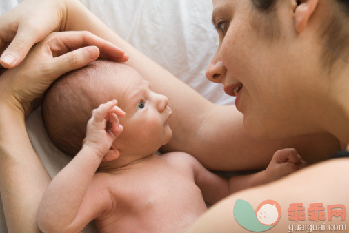 摄影,父母,母亲,拿着,拥抱_200374237-001_Mother embracing baby boy (0-3 months) on bed, close-up_创意图片_Getty Images China