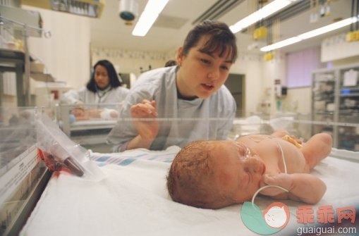 摄影,加护病房,早产儿保育器,脉搏图,室内_200357177-001_Doctors monitoring premature babies in pediatric intensive care unit_创意图片_Getty Images China