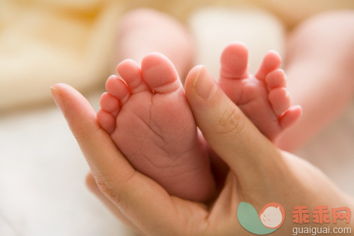 摄影,手,父母,母亲,足_200374238-001_Mother touching baby boy's (0-3 months) feet, close-up_创意图片_Getty Images China