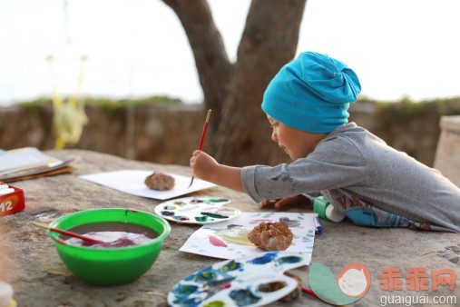 人,户外,碗,涂料,斜靠_156518468_children drawing and learning_创意图片_Getty Images China