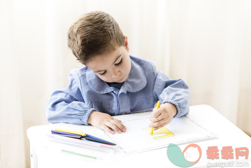 书桌,教育,办公用品,室内,金色头发_gic14262890_Left-handed boy sitting at desk doing homework_创意图片_Getty Images China