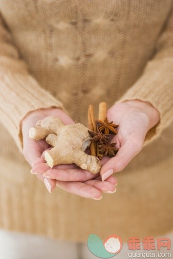 主题,健康生活方式,饮食,健康食物,健康保健_73782946_Close up of woman holding ginger root and spices_创意图片_Getty Images China