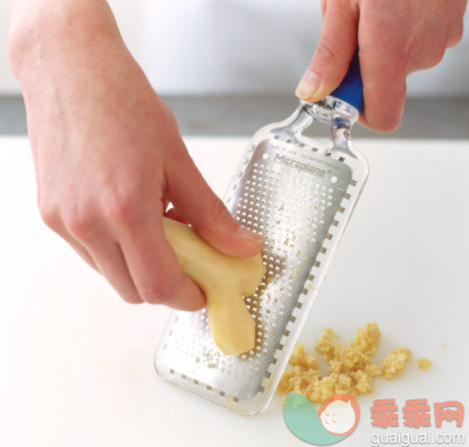 人,饮食,影棚拍摄,手,白人_75376277_Using a hand-held metal grater to grate a piece of ginger_创意图片_Getty Images China