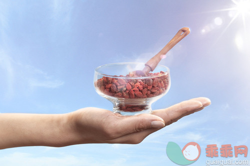 人,户外,25岁到29岁,人体,汤匙_gic17657316_hand holding a bowl of dried goji berries_创意图片_Getty Images China