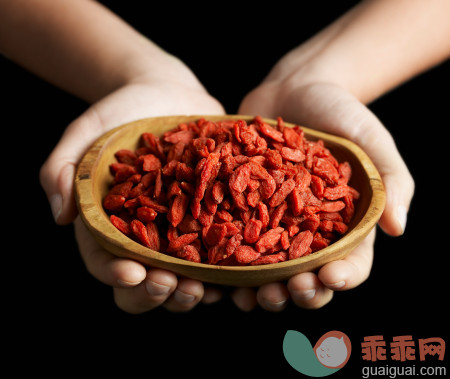 人,食品,餐具,健康保健,影棚拍摄_82679130_hands holding bowl of goji berries_创意图片_Getty Images China