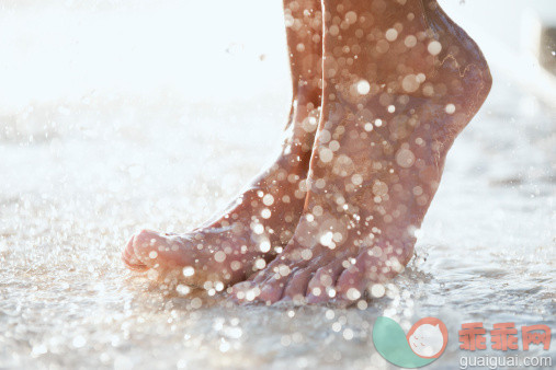 人,淋浴,户外,腰部以下,35岁到39岁_143385110_Feet under shower outdoors_创意图片_Getty Images China