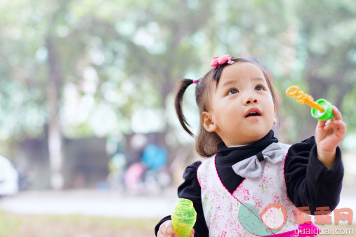 人,休闲装,婴儿服装,户外,站_112257899_Little girl playing with soup bubble maker_创意图片_Getty Images China