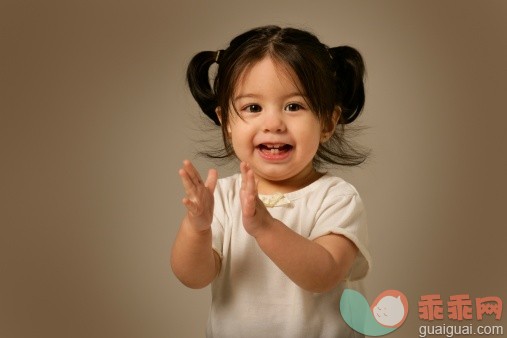 人,影棚拍摄,室内,欣喜若狂,微笑_77867732_Toddler clapping_创意图片_Getty Images China