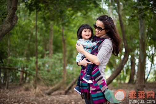 人,休闲装,12到17个月,户外,30岁到34岁_164625744_Pretty mom holding baby in the trees joyfully_创意图片_Getty Images China