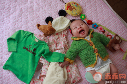 人,礼物,毛衣,四分之三身长,室内_164452615_Happy Baby Gifts_创意图片_Getty Images China