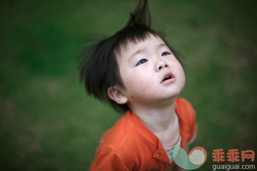 人,休闲装,户外,公园,白昼_139008147_Little boy looking up to sky_创意图片_Getty Images China