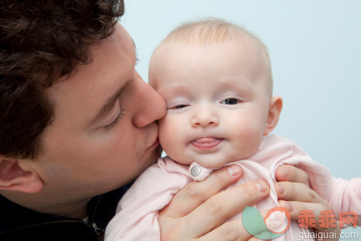 人,休闲装,婴儿服装,室内,30岁到34岁_156266768_Father holding baby girl, kissing her cheek_创意图片_Getty Images China