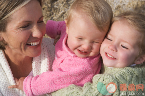 人,活动,户外,35岁到39岁,40到44岁_78750138_Happy Mother with Two Children_创意图片_Getty Images China