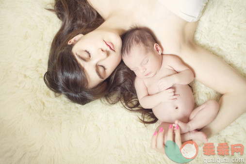 人,小毯子,室内,棕色头发,白人_149451747_Moments with new born baby_创意图片_Getty Images China