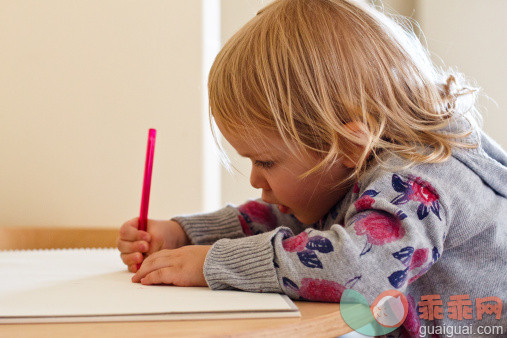 人,桌子,连衣裙,教育,室内_149508619_Young girl writing_创意图片_Getty Images China