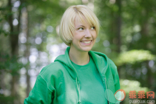 人,休闲装,自然,户外,25岁到29岁_138311413_Germany, Bavaria, Schaeftlarn, Close up of young woman in forest, smiling_创意图片_Getty Images China