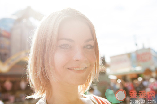 人,户外,25岁到29岁,金色头发,白人_490661141_Germany, Herne, Young woman at fairground, portrait_创意图片_Getty Images China