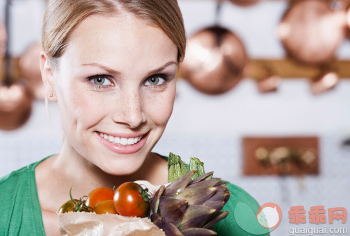 人,饮食,休闲装,包,生活方式_138311815_Italy, Tuscany, Magliano, Close up of young woman holding bag of vegetables_创意图片_Getty Images China