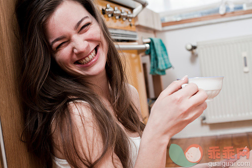 人,饮食,休闲装,饮料,住宅内部_522936511_Portrait of smiling young woman with cup of tea at home_创意图片_Getty Images China