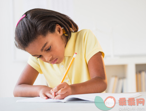 人,休闲装,住宅内部,书桌,教育_160019473_Girl (6-7) doing homework_创意图片_Getty Images China