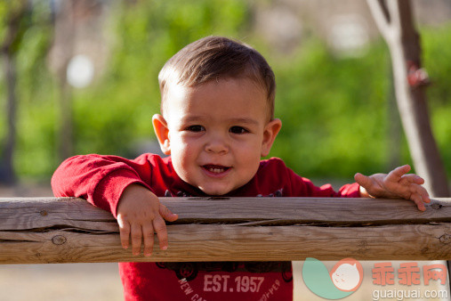 人,休闲装,户外,满意,白人_131559944_Boy smiling at park_创意图片_Getty Images China