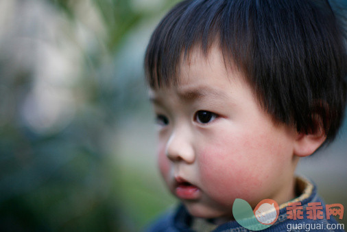 人,休闲装,户外,站,白昼_102373769_A little boy_创意图片_Getty Images China