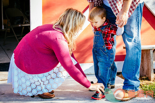 人,鞋子,自然,户外,腰部以下_554371487_Caucasian mother tying shoes of son outside barn_创意图片_Getty Images China