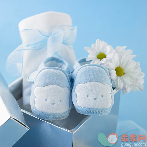 室内,无人,蓝色背景,彩色背景,可爱的_gic5497165_Baby's supplies in a present box_创意图片_Getty Images China