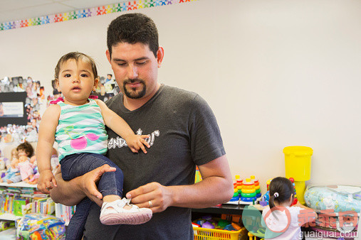 人,鞋子,室内,30岁到34岁,深情的_532032243_Hispanic father tying shoe of baby daughter in nursery_创意图片_Getty Images China