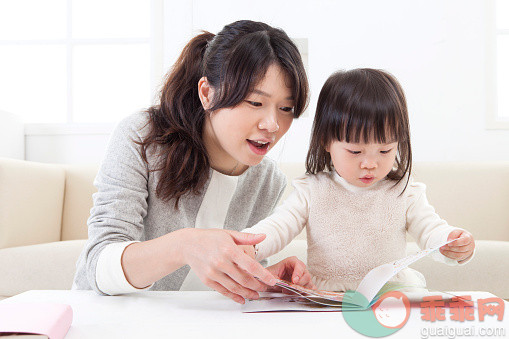 人,教育,影棚拍摄,室内,30岁到34岁_569742047_Mother and baby girl reading book together,_创意图片_Getty Images China