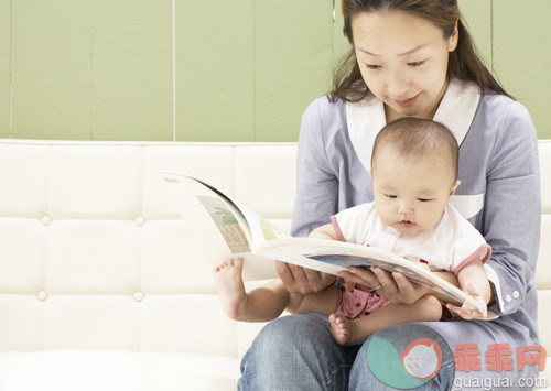 摄影,长发,黑发,棕色头发,家庭_gic11051785_Parent and child reading a book_创意图片_Getty Images China