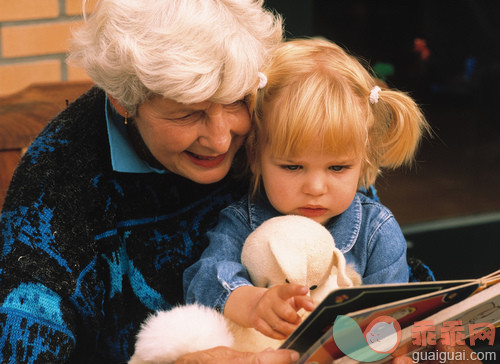 12到23个月,60到64岁,65到69岁,白人,教育_gic14902486_Grandmother Reading to Her Granddaughter_创意图片_Getty Images China