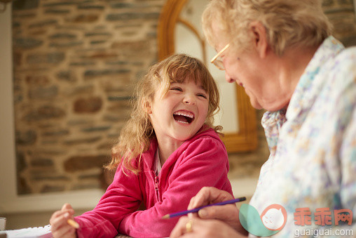 人,休闲装,度假,室内,书_475254130_Fun with grandma_创意图片_Getty Images China