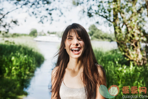 人,休闲装,户外,20到24岁,人的嘴_106352391_Germany, Cologne, Young woman smiling_创意图片_Getty Images China