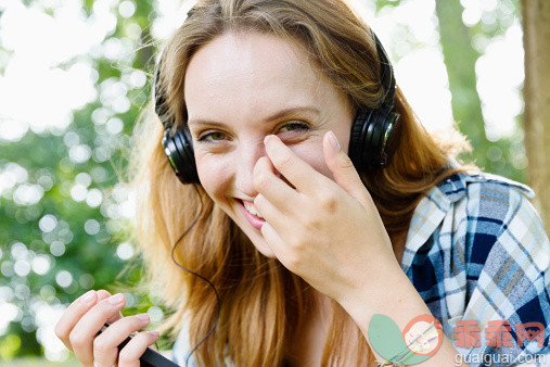 人,休闲装,沟通,电话机,生活方式_525493039_Portrait of a smiling young woman with headphones_创意图片_Getty Images China