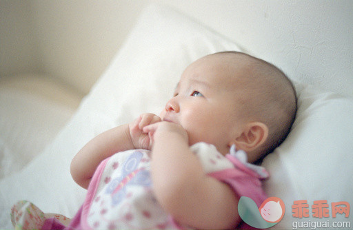 人,婴儿服装,床,室内,卧室_150005614_Baby gazing_创意图片_Getty Images China