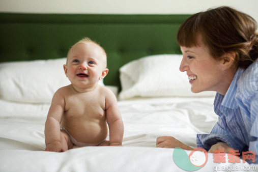 人,住宅内部,床,尿布,室内_149272182_Mother and baby daughter, portrait_创意图片_Getty Images China