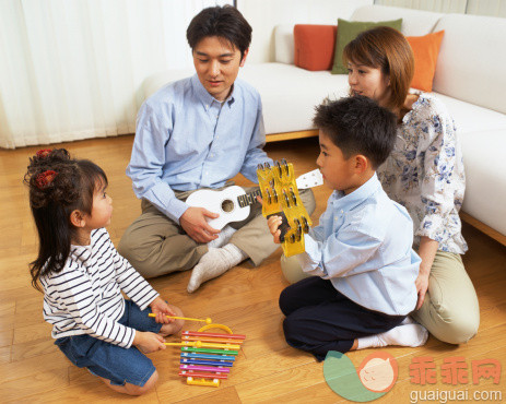 人,桌子,乐器,室内,30岁到34岁_79223027_A small girl playing xylophone while family members look at her_创意图片_Getty Images China