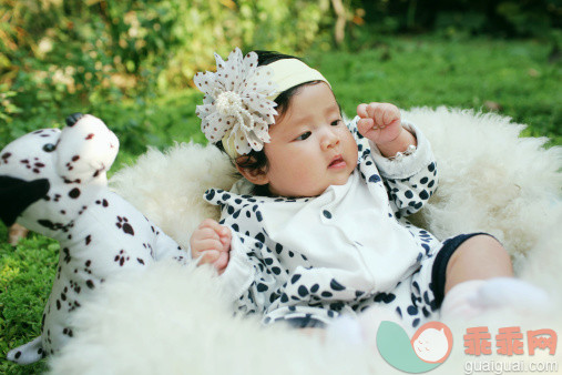 人,婴儿服装,四分之三身长,户外,式样_139370094_Baby girl with Dalmatian dog_创意图片_Getty Images China