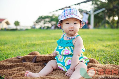 人,婴儿服装,帽子,自然,户外_154393082_Baby girl sitting on the grass_创意图片_Getty Images China