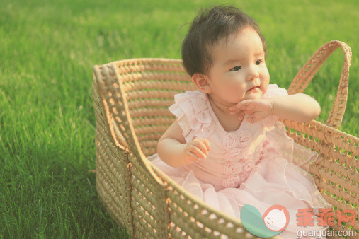 人,婴儿服装,户外,篮子,坐_138182278_Little girl sitting in basket on grass_创意图片_Getty Images China