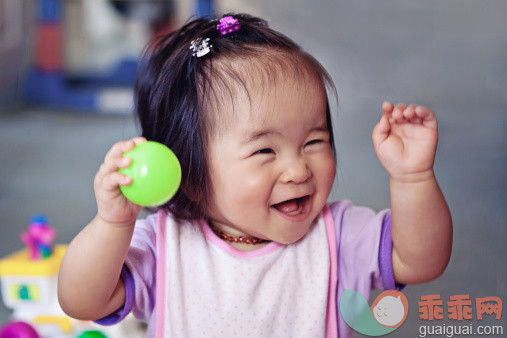 人,婴儿服装,户外,室内,球_170566375_Baby girl having fun playing_创意图片_Getty Images China