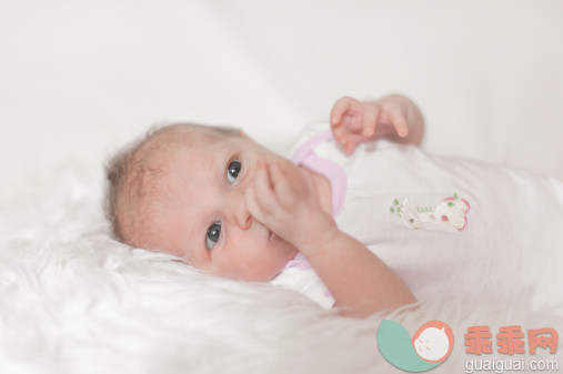 人,婴儿服装,室内,白昼,可爱的_492452621_Newborn baby sucking his thumb_创意图片_Getty Images China