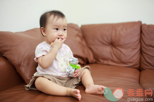 人,婴儿服装,沙发,室内,住宅房间_160810500_Baby girl snacking_创意图片_Getty Images China