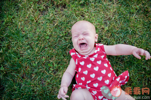 人,泳装,婴儿服装,四分之三身长,发狂的_496075141_Baby wearing swimsuit crying_创意图片_Getty Images China