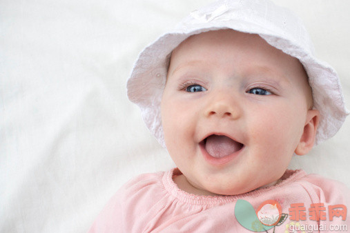 人,婴儿服装,室内,可爱的,0到11个月_141254203_Close up of baby girl smiling_创意图片_Getty Images China